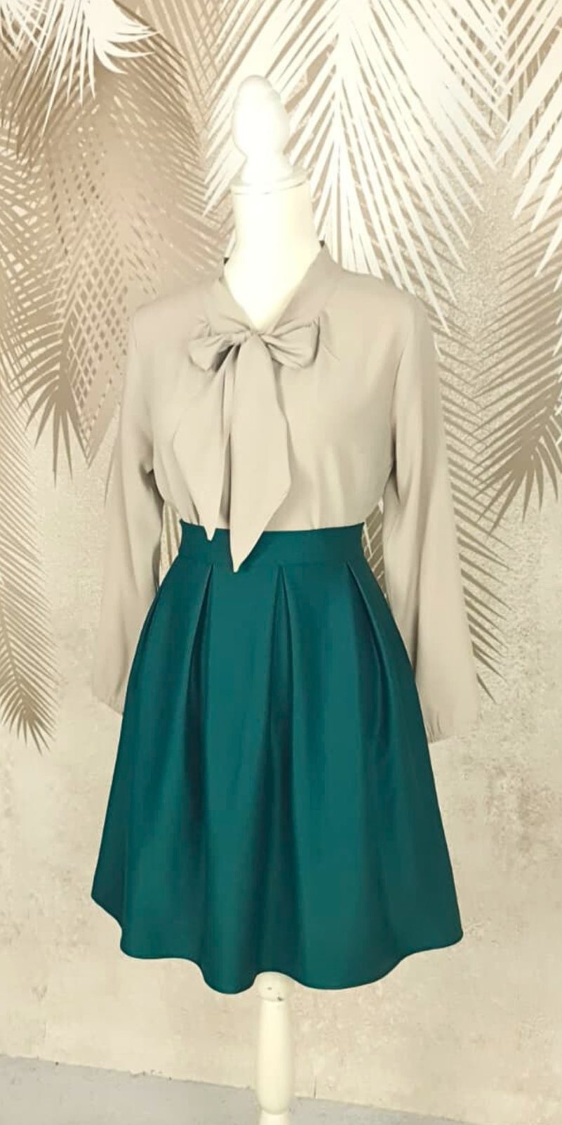 Compleu bluza bej si fusta verde in pliuri