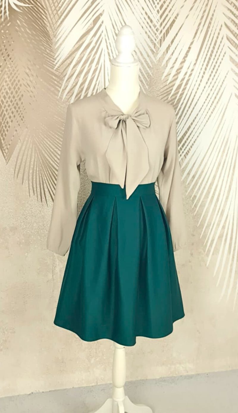 Compleu bluza bej si fusta verde in pliuri
