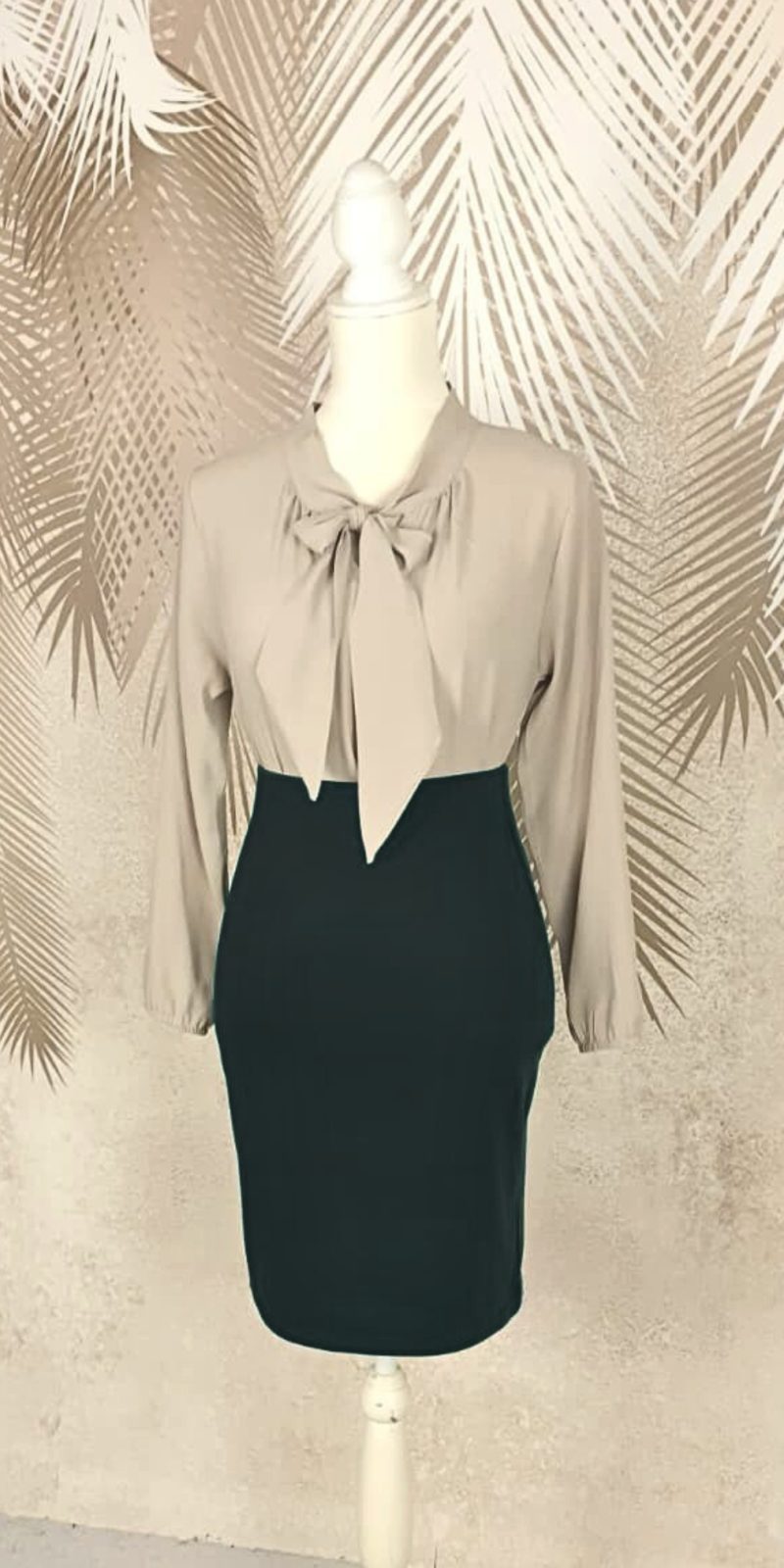 Compleu bluza bej si fusta neagra conica