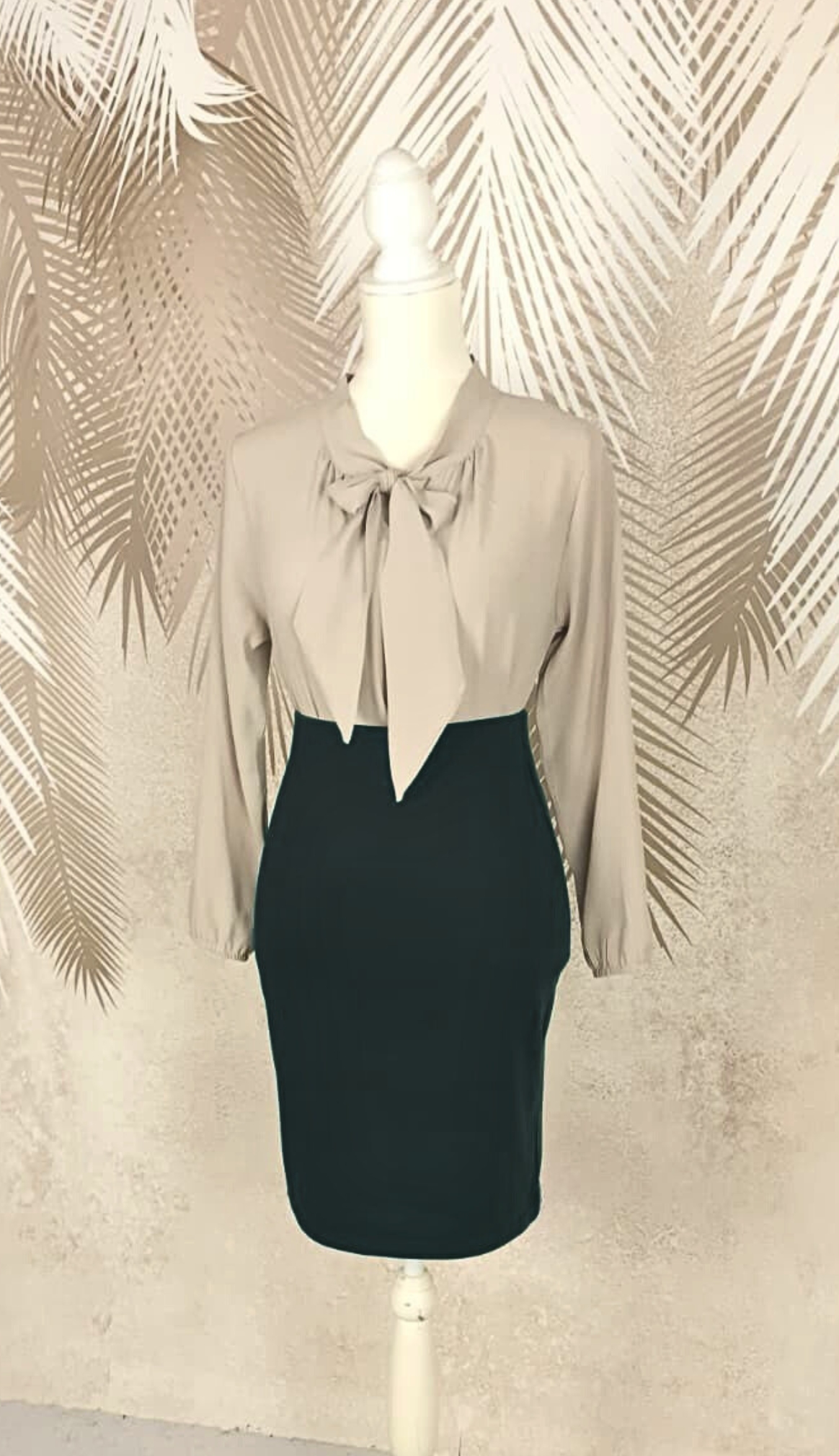 Compleu bluza bej si fusta neagra conica