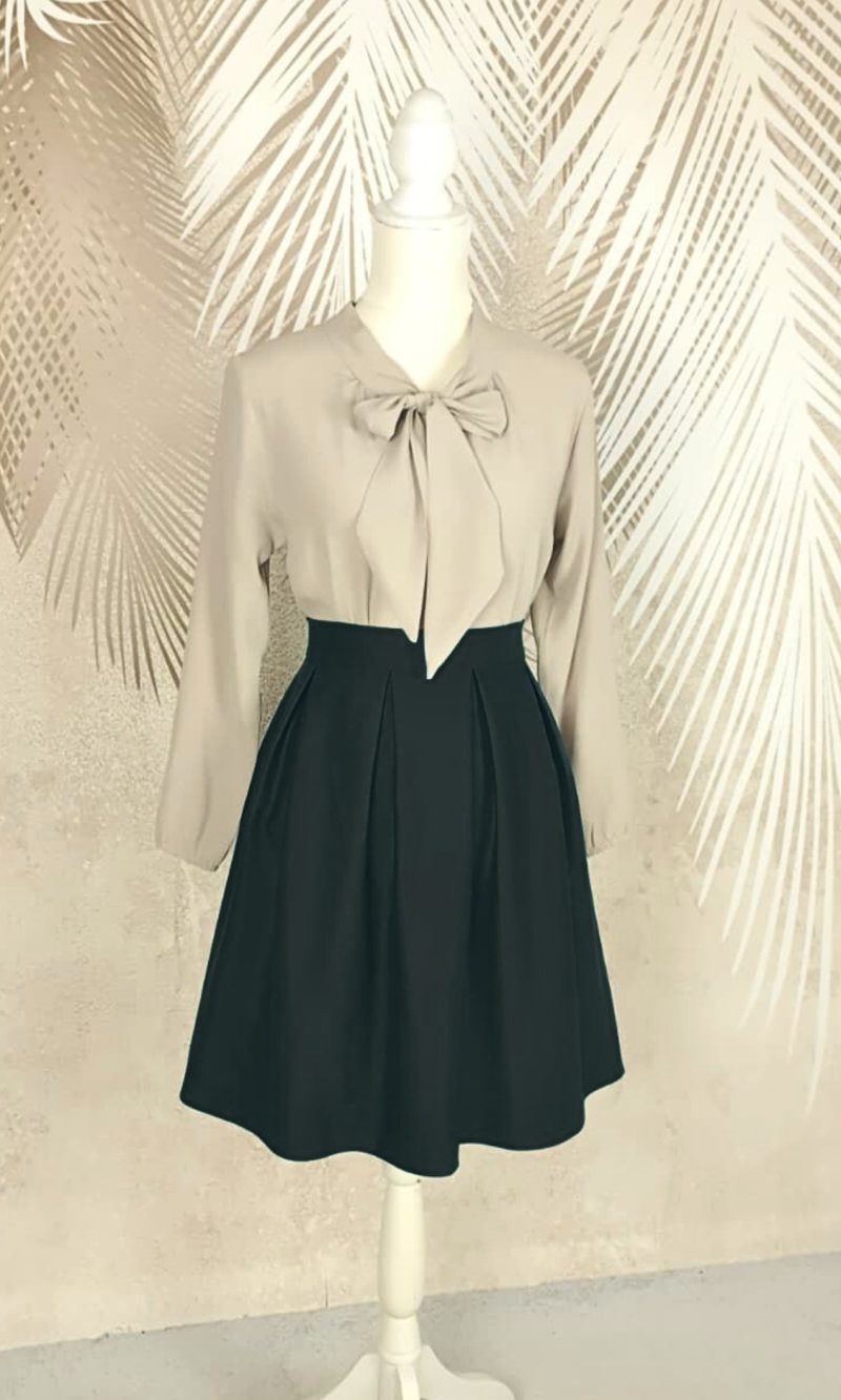Compleu bluza bej si fusta neagra in pliuri