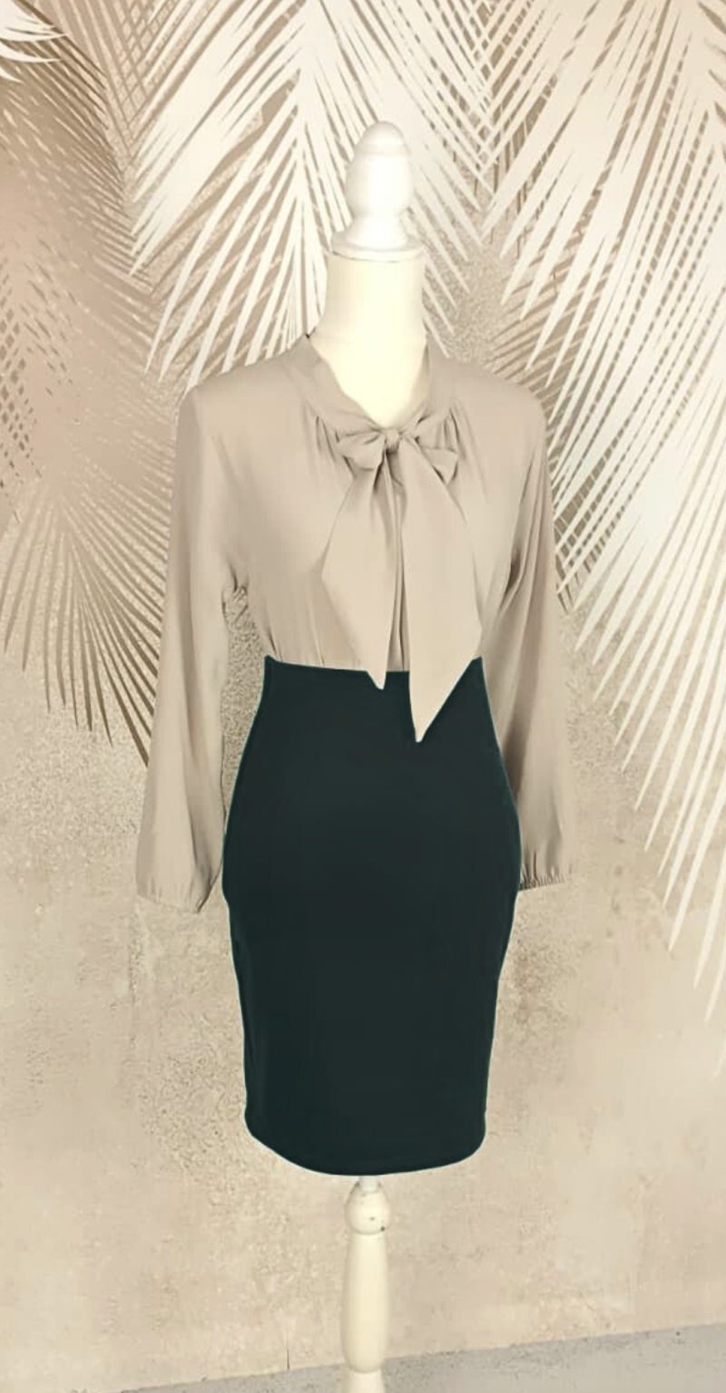 Compleu bluza bej si fusta neagra conica