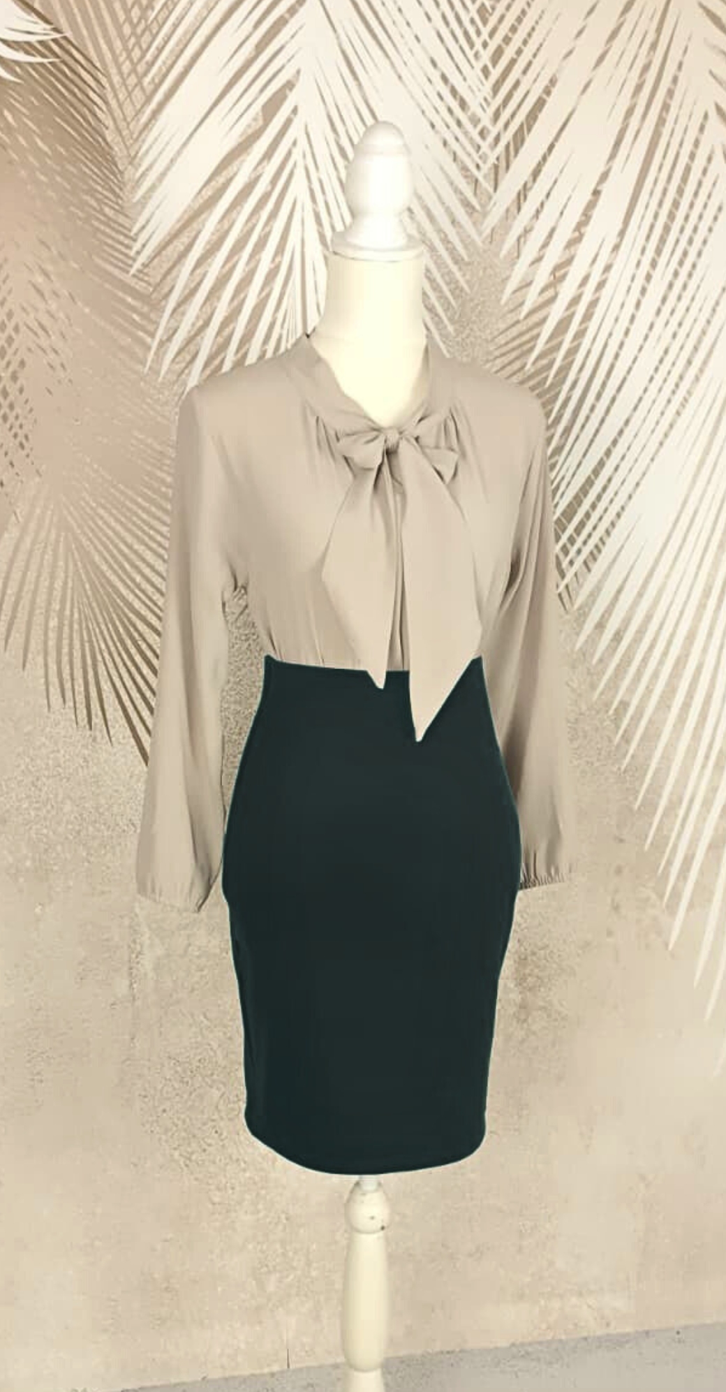 Compleu bluza bej si fusta neagra conica