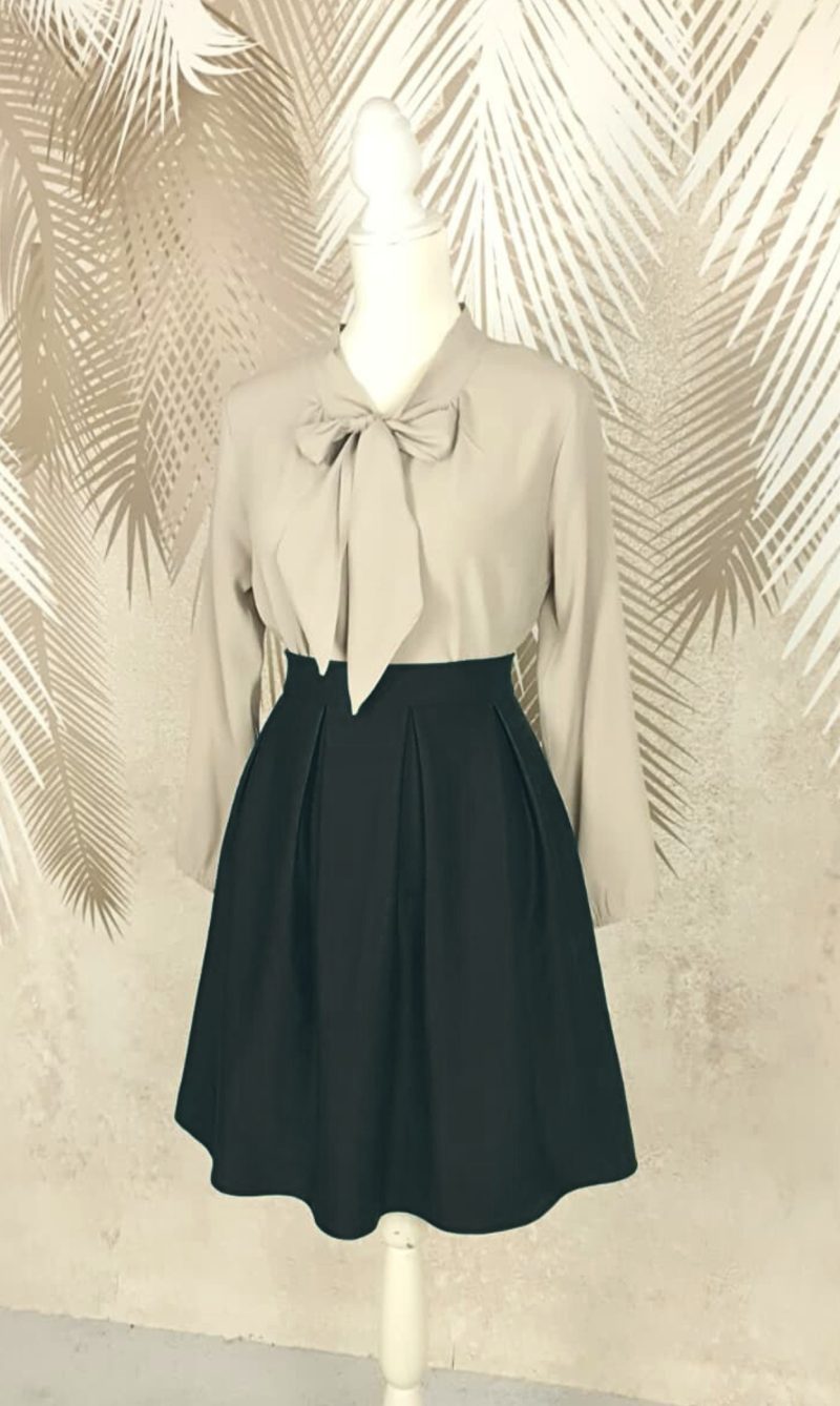 Compleu bluza bej si fusta neagra in pliuri