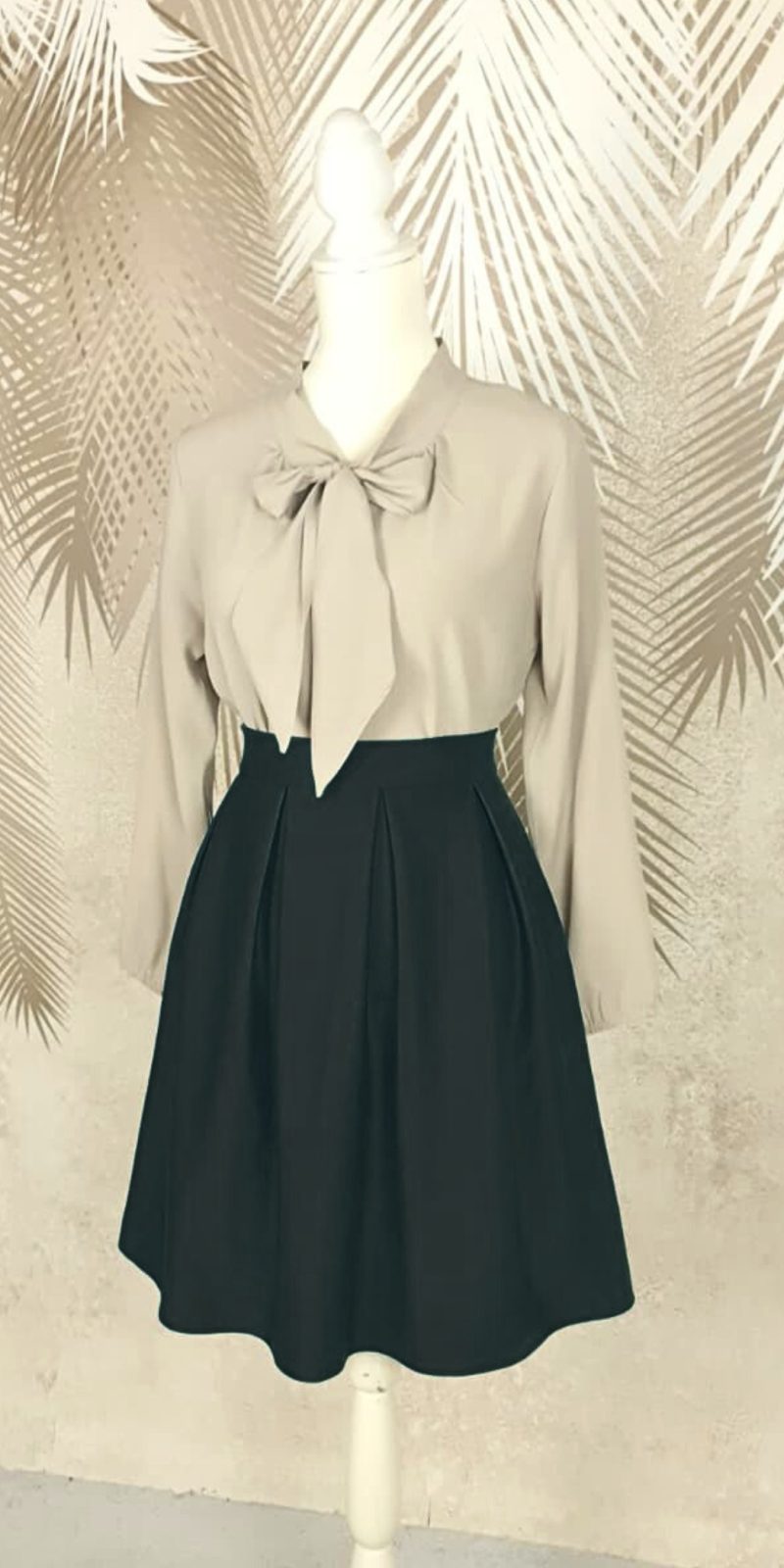 Compleu bluza bej si fusta neagra in pliuri
