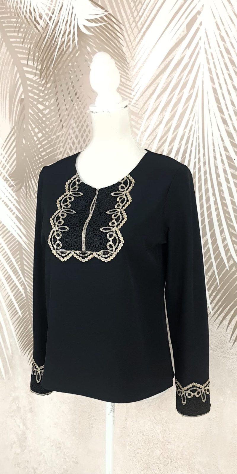 Bluza neagra stilizata cu broderie Ania