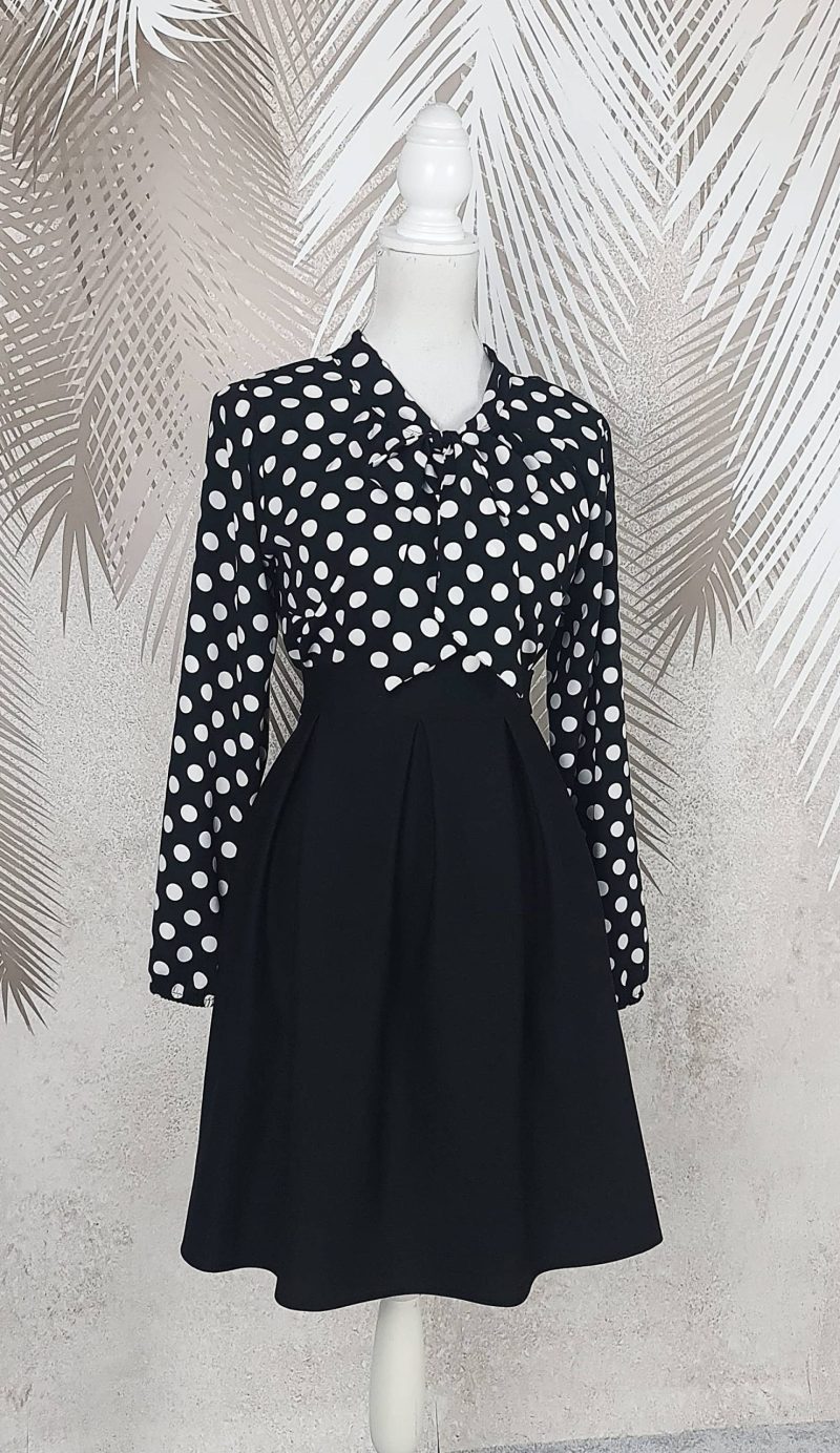 Compleu bluza neagra cu buline albe si fusta neagra in pliuri