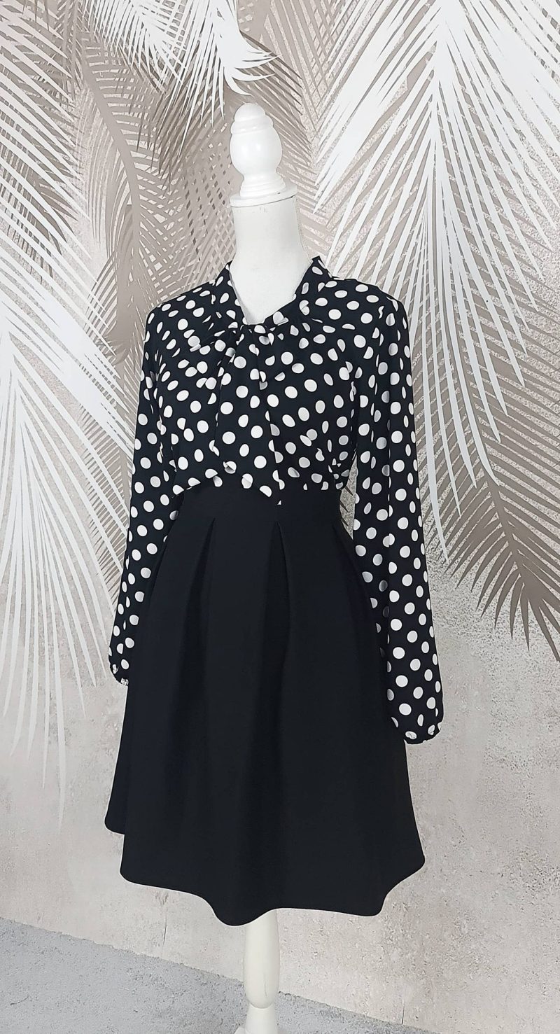 Compleu bluza neagra cu buline albe si fusta neagra in pliuri