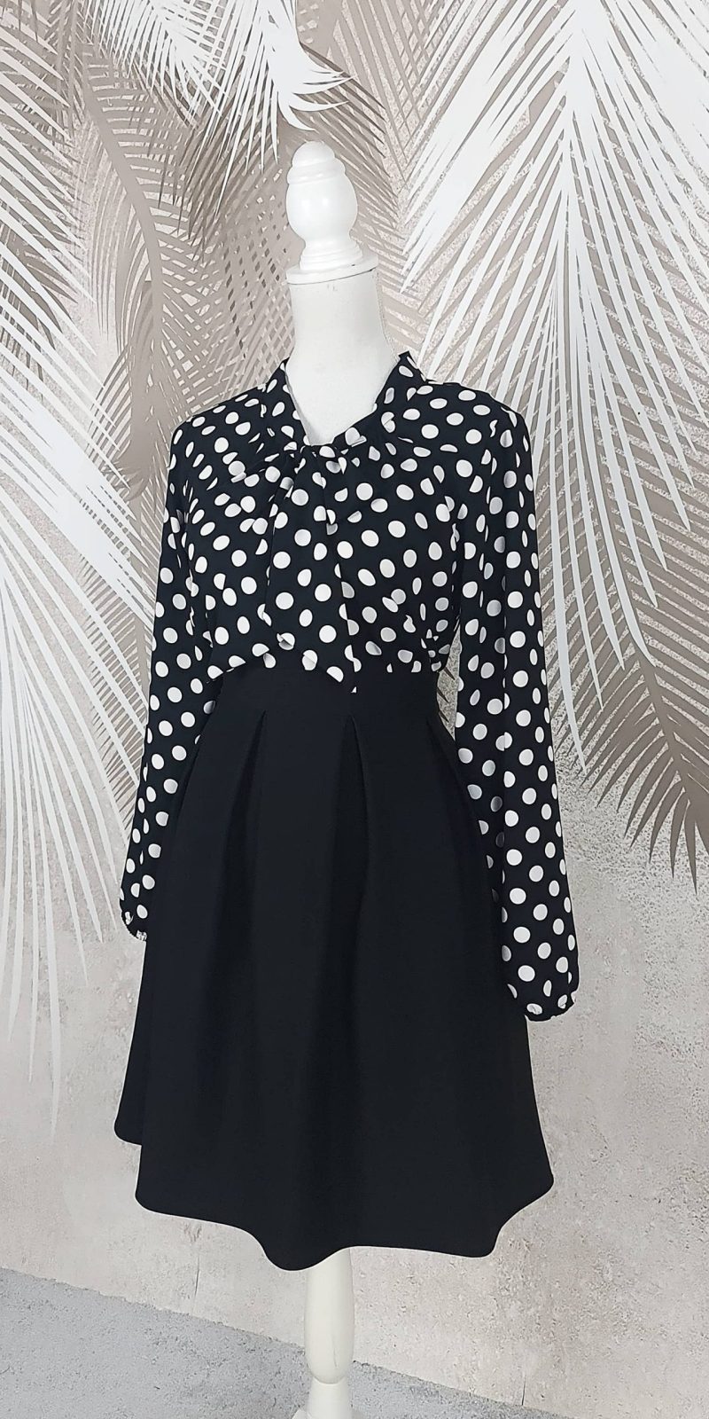 Compleu bluza neagra cu buline albe si fusta neagra in pliuri