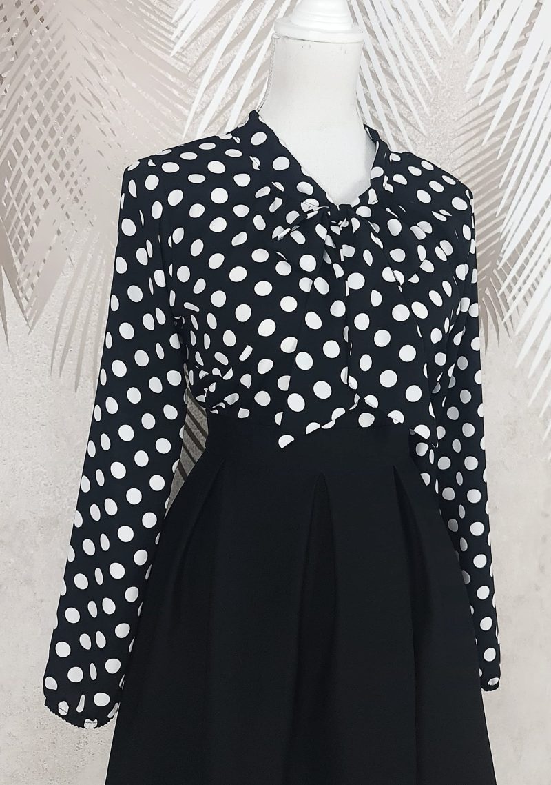 Compleu bluza neagra cu buline albe si fusta neagra in pliuri