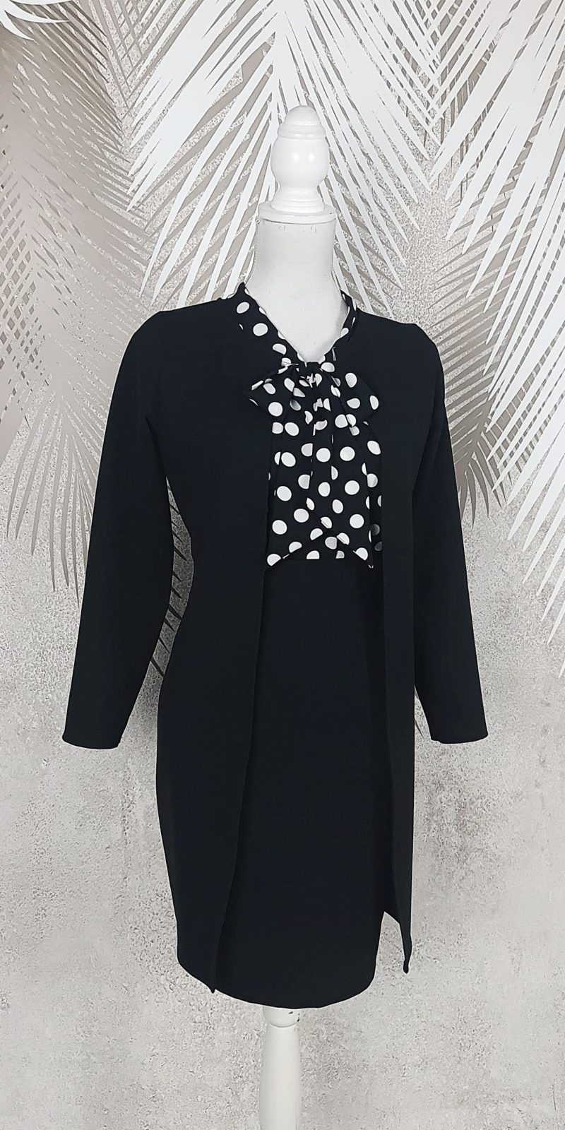 Compleu cardigan si fusta neagra si bluza neagra cu buline albe