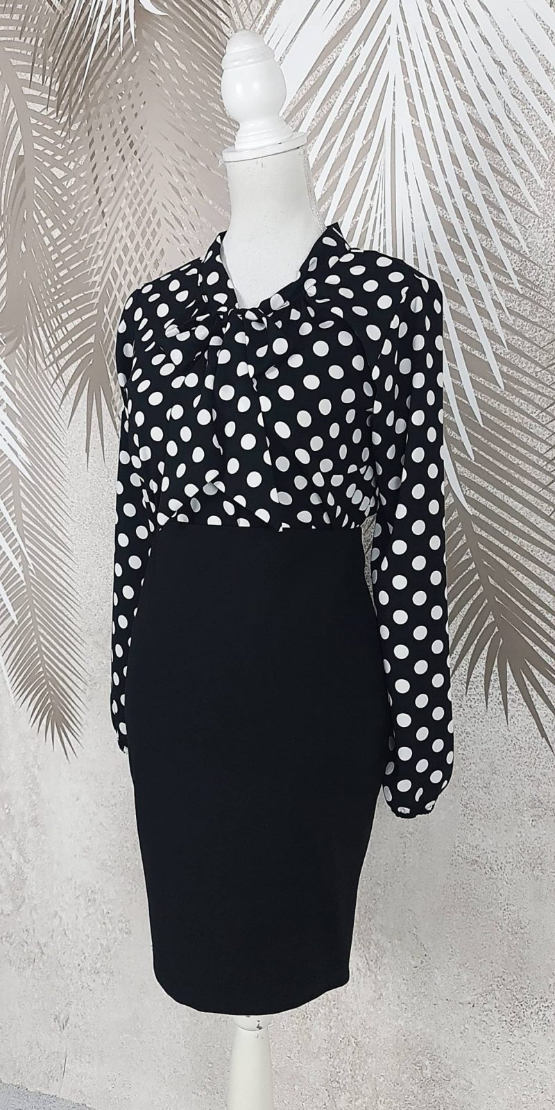 Compleu bluza neagra cu buline albe si fusta neagra
