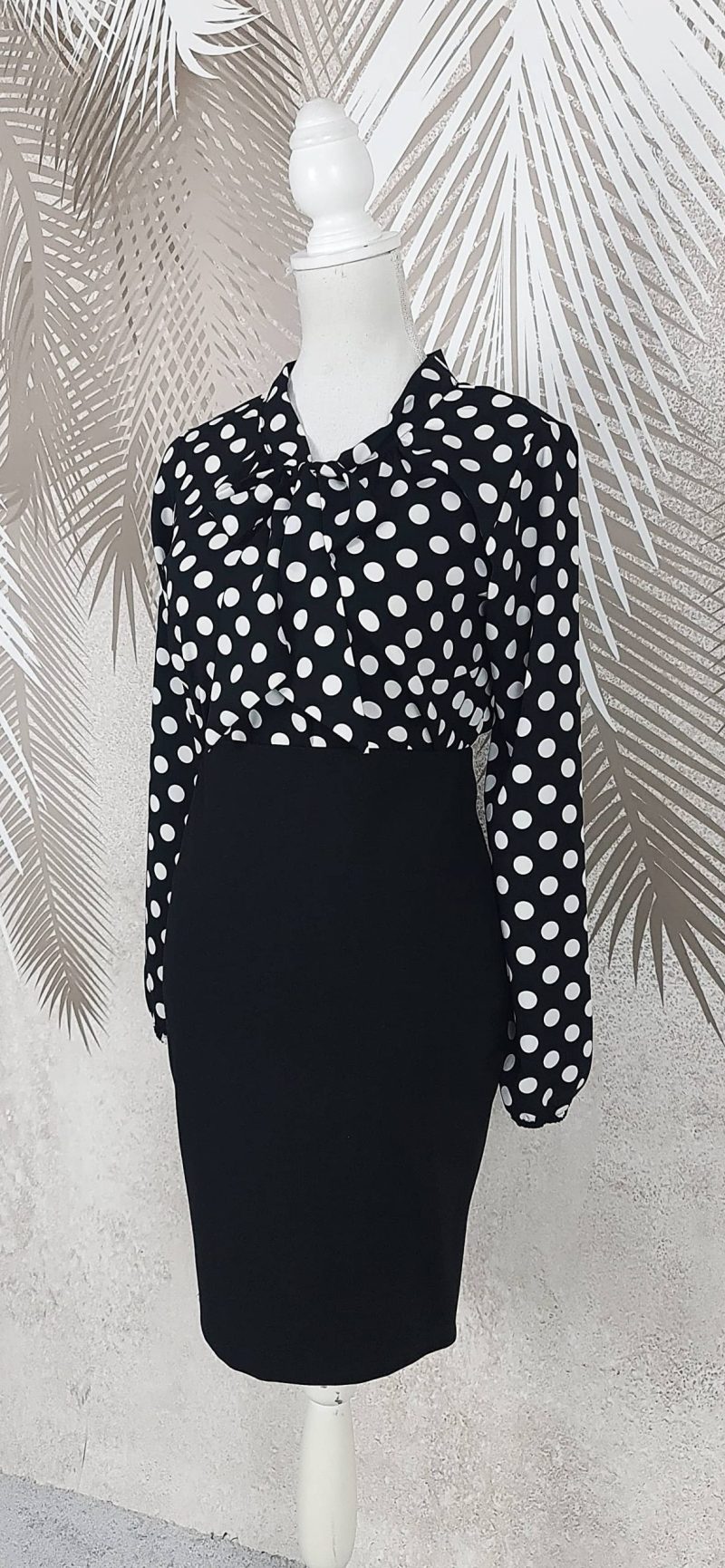 Compleu bluza neagra cu buline albe si fusta neagra