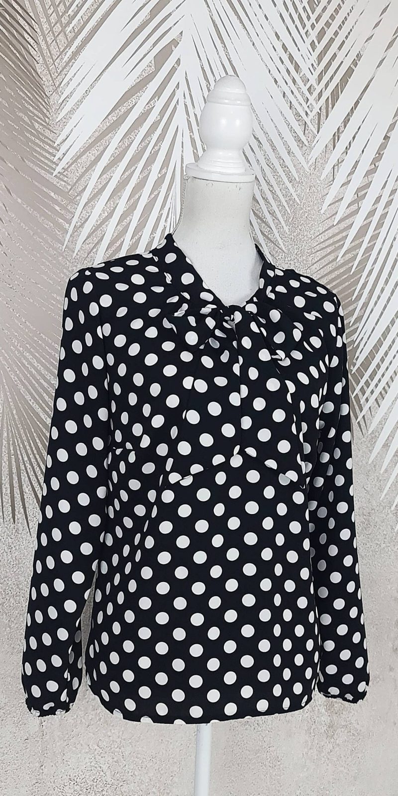 Bluza neagra cu buline albe