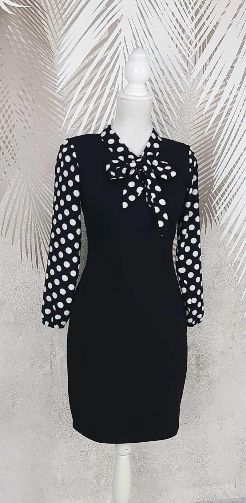 Rochie office cu esarfa si maneci negre cu buline albe