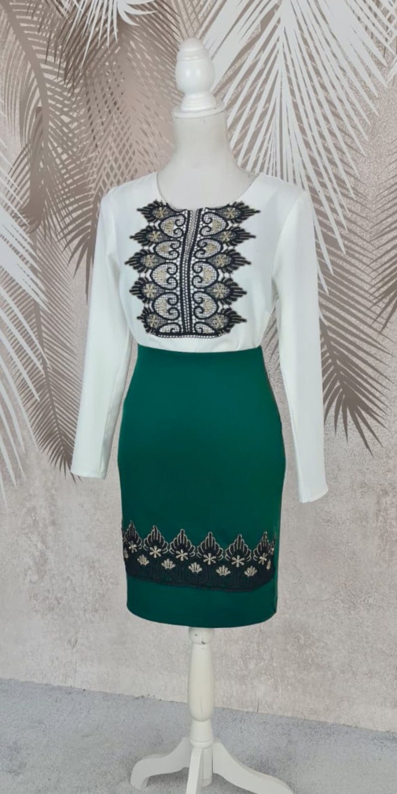 Compleu bluza alba stilizata si fusta verde cu broderie Antonia