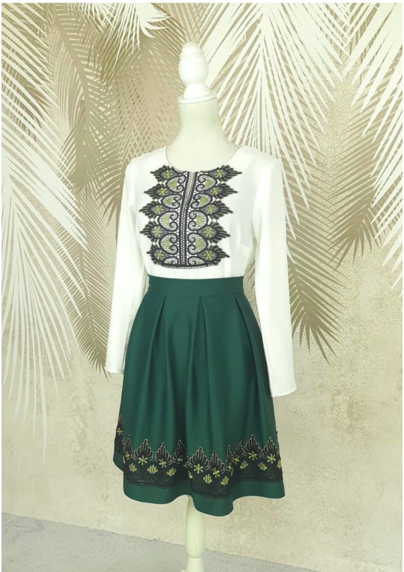 Compleu bluza alba stilizata si fusta verde in pliuri cu broderie Antonia