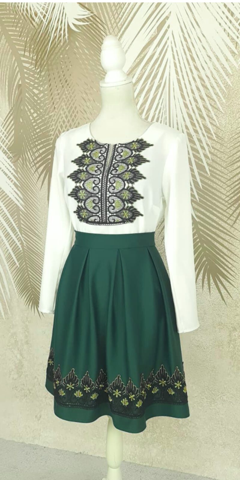 Compleu bluza alba stilizata si fusta verde in pliuri cu broderie Antonia
