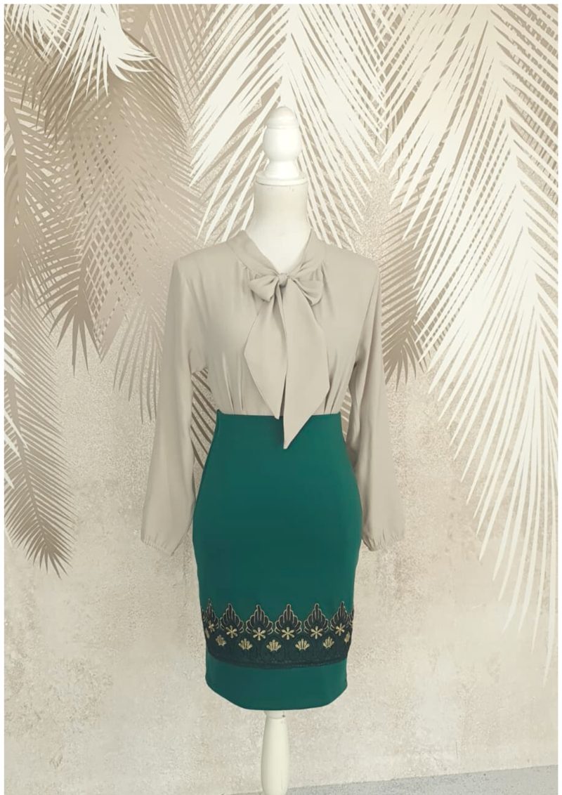 Compleu bluza bej cu esarfa si fusta verde cu broderie Antonia