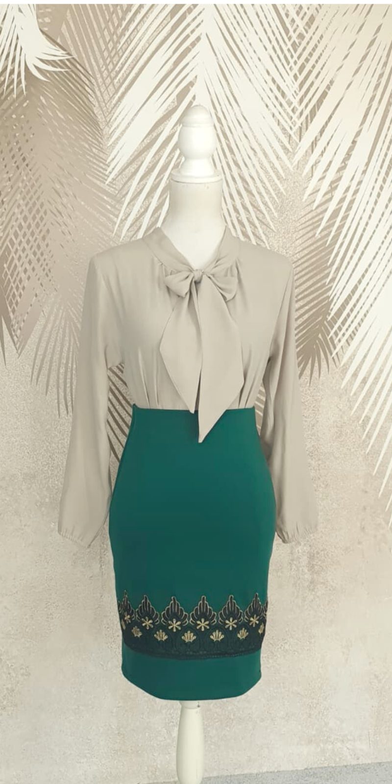 Compleu bluza bej cu esarfa si fusta verde cu broderie Antonia