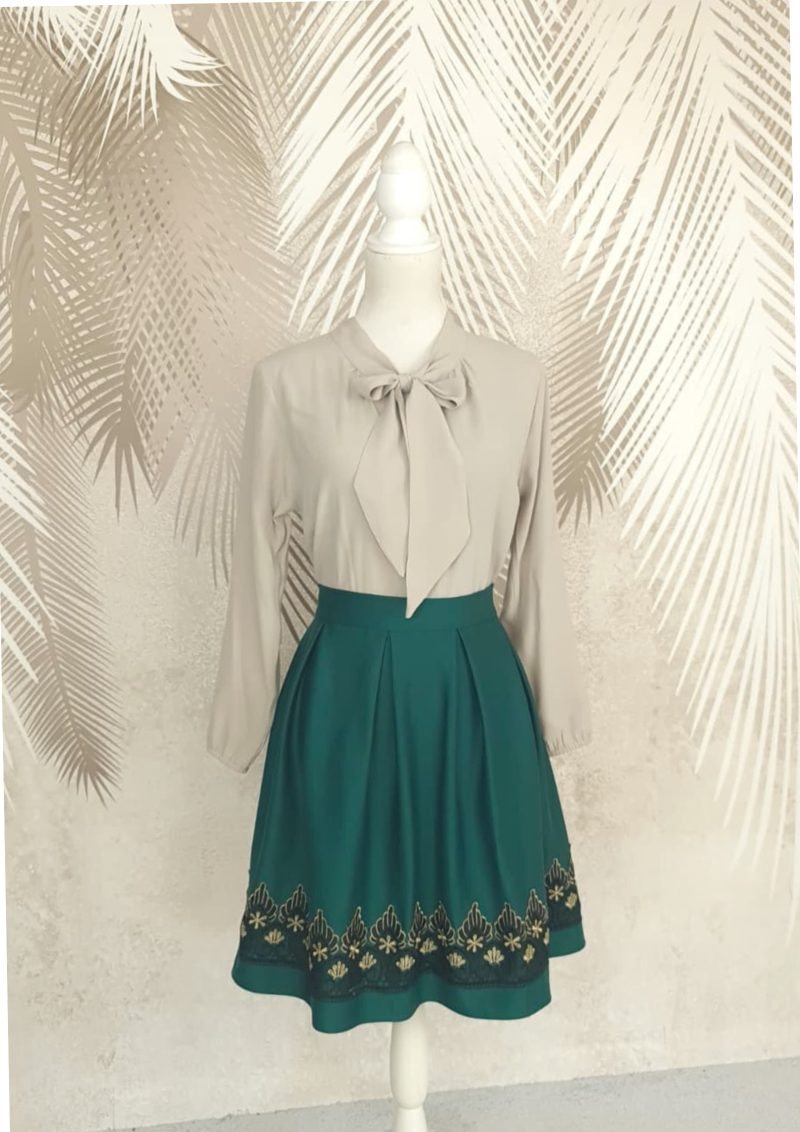 Compleu bluza bej cu esarfa si fusta verde in pliuri cu broderie Antonia