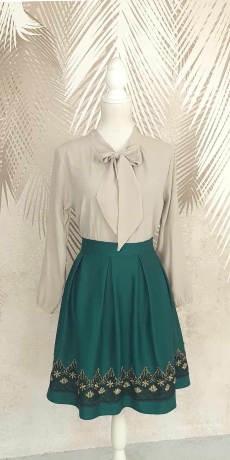 Compleu bluza bej cu esarfa si fusta verde in pliuri cu broderie Antonia