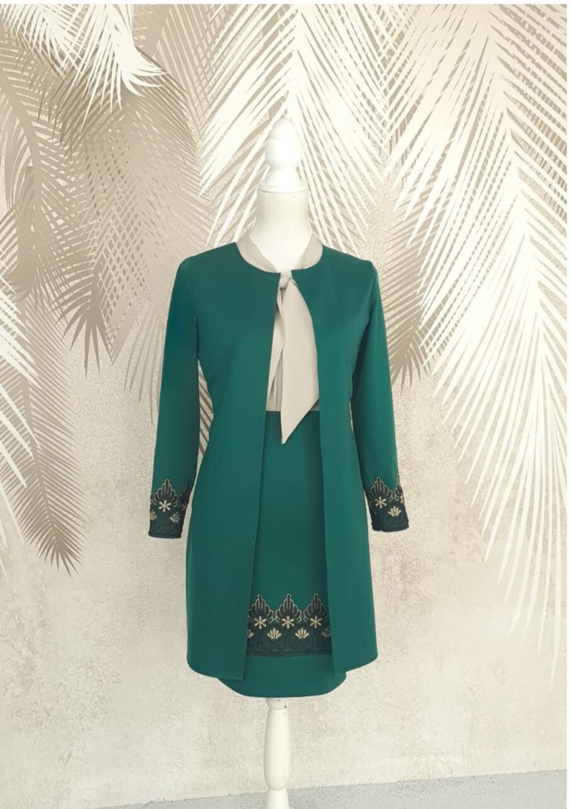 Compleu cardigan si fusta verde cu broderie si cu bluza bej cu esarfa