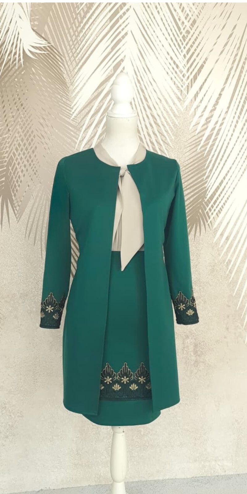 Compleu cardigan si fusta verde cu broderie si cu bluza bej cu esarfa