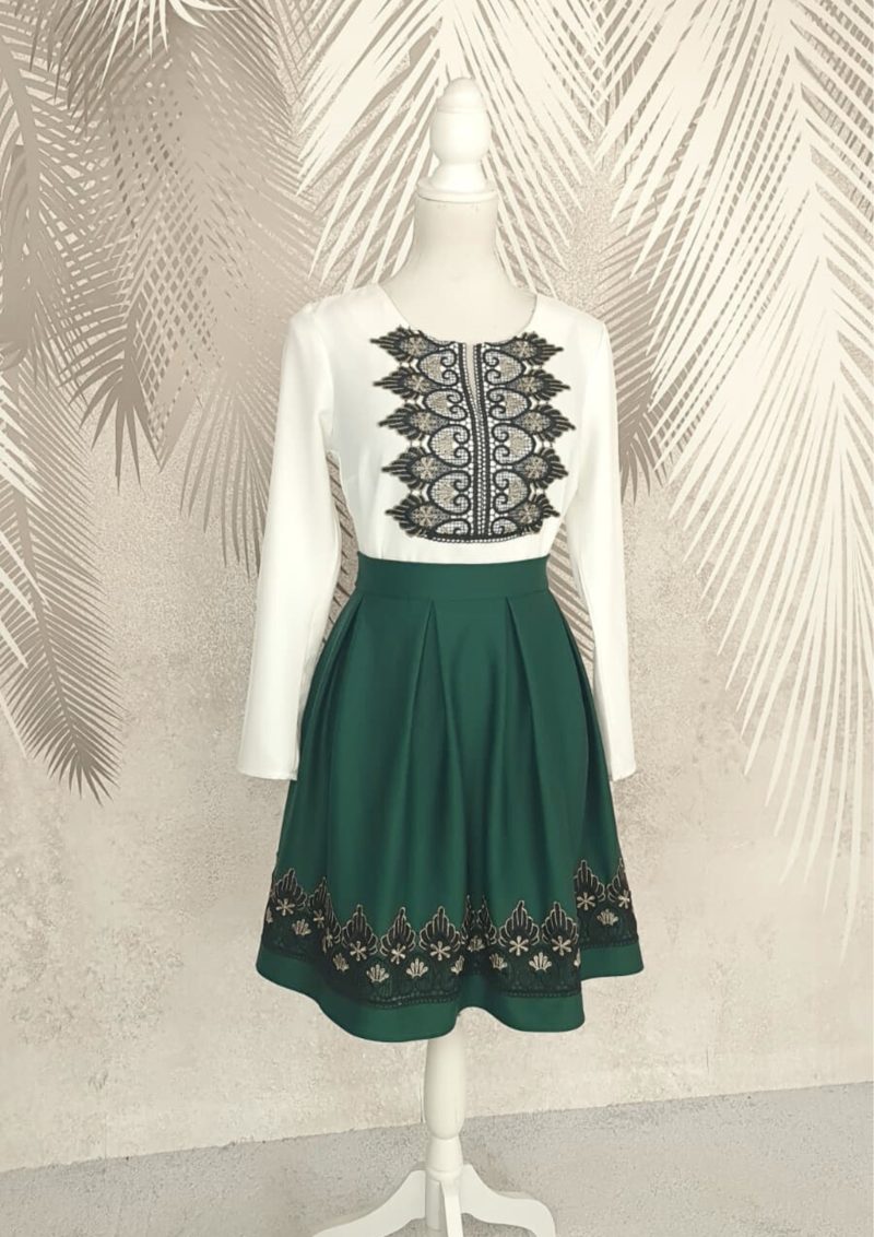 Compleu bluza alba stilizata si fusta verde in pliuri cu broderie Antonia