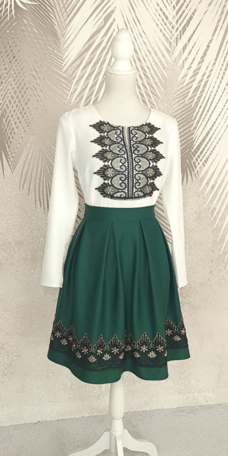 Compleu bluza alba stilizata si fusta verde in pliuri cu broderie Antonia