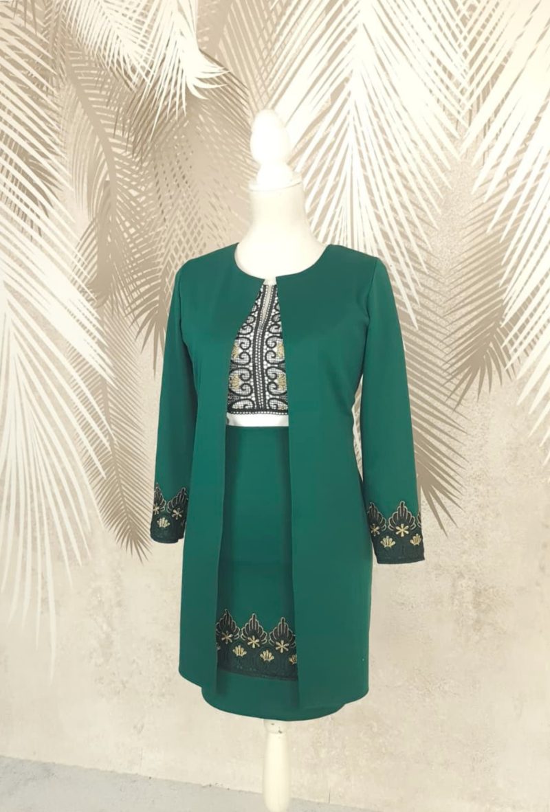 Compleu cardigan si fusta verde cu broderie si cu bluza alba stilizata Antonia