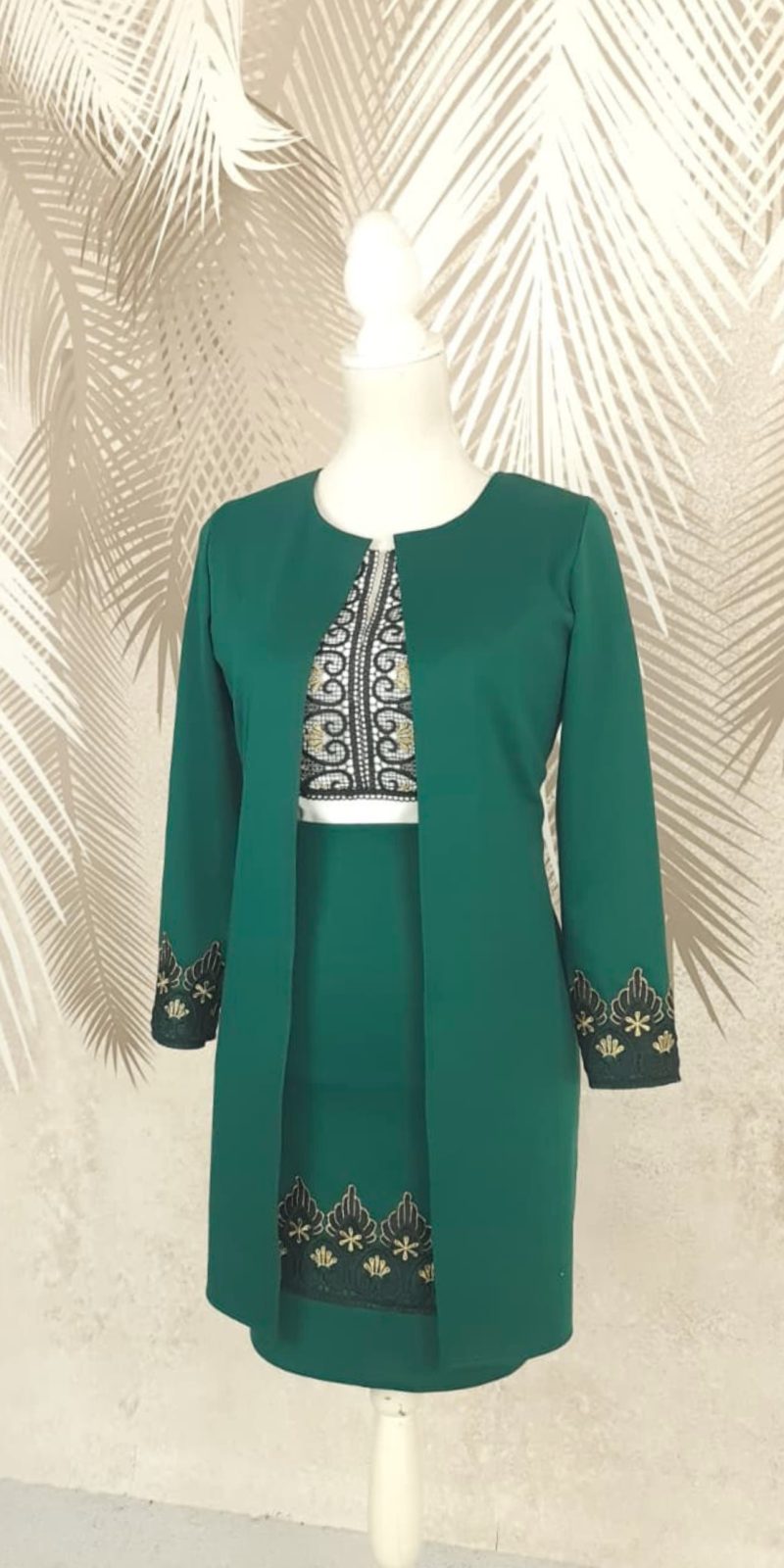 Compleu cardigan si fusta verde cu broderie si cu bluza alba stilizata Antonia