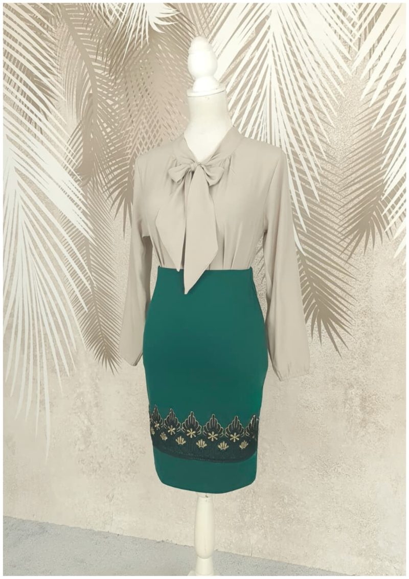 Compleu bluza bej cu esarfa si fusta verde cu broderie Antonia
