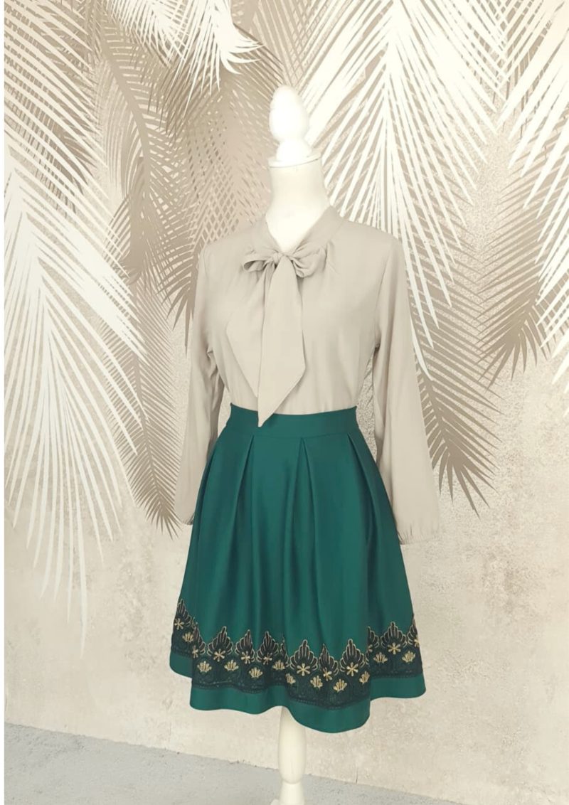 Compleu bluza bej cu esarfa si fusta verde in pliuri cu broderie Antonia