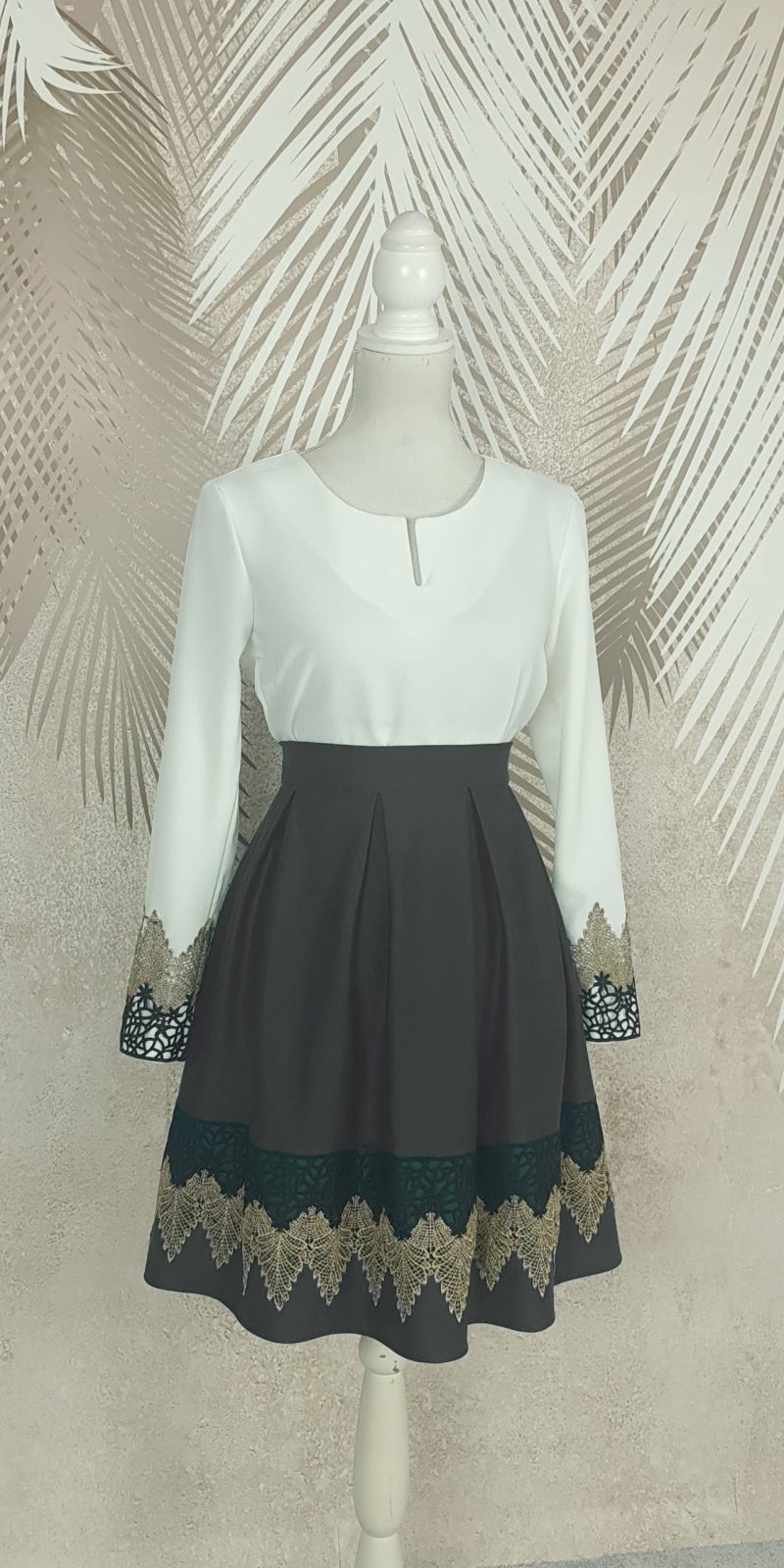 Fusta in pliuri gri cu broderie Carina