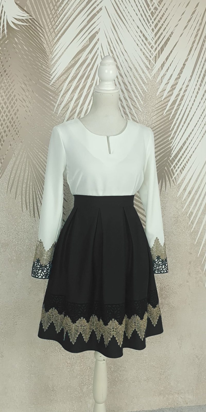 Fusta in pliuri neagra cu broderie Carina