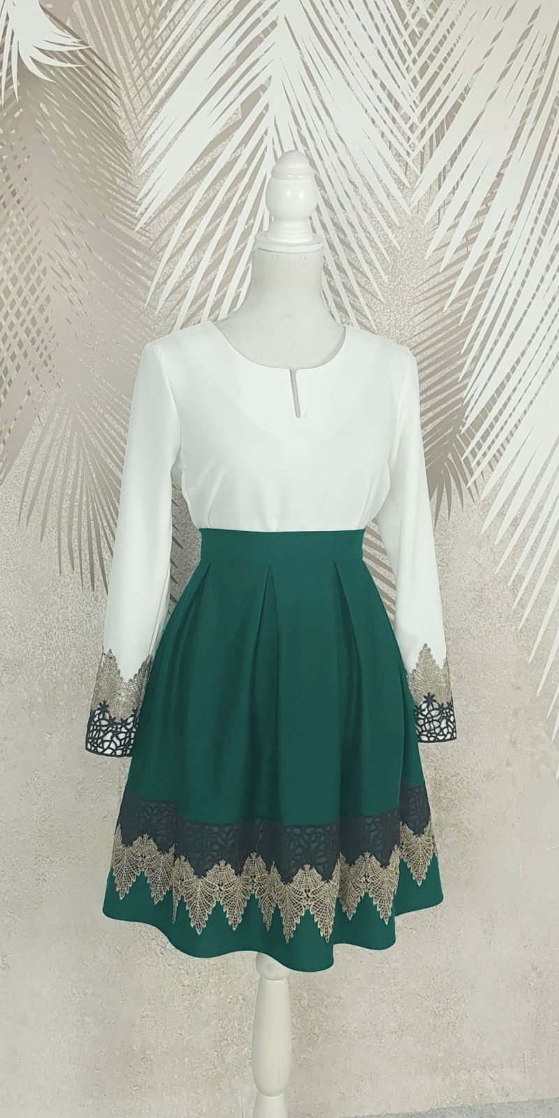 Fusta in pliuri verde cu broderie Carina