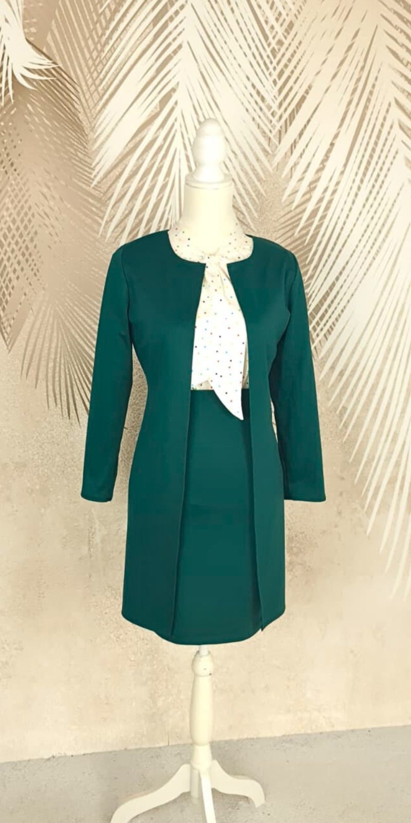 Compleu cardigan si fusta verde si bluza alba cu buline culorate
