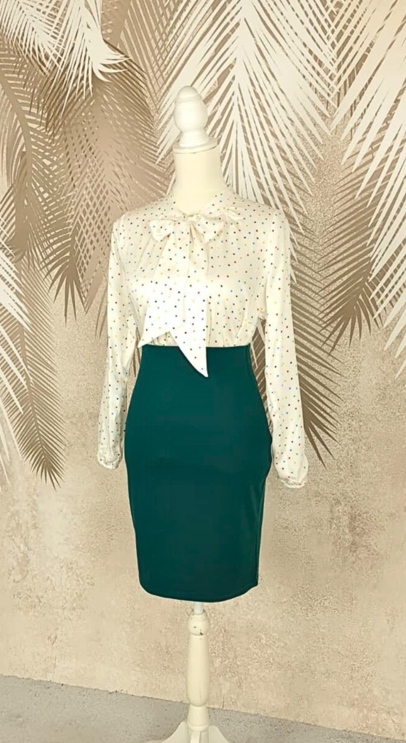 Compleu cardigan si fusta verde si bluza alba cu buline colorate