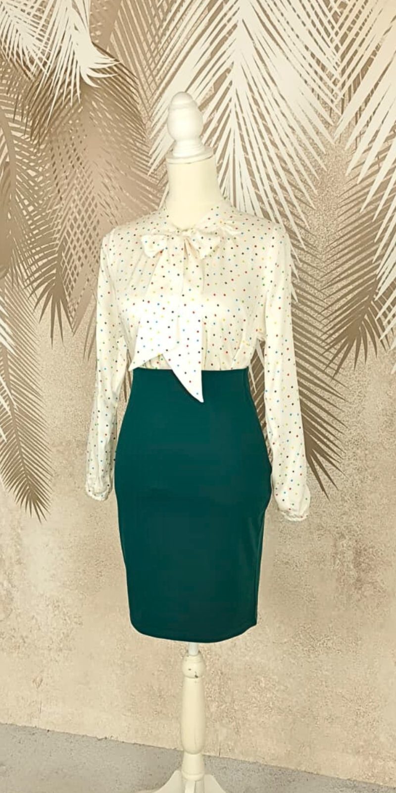 Compleu cardigan si fusta verde si bluza alba cu buline colorate