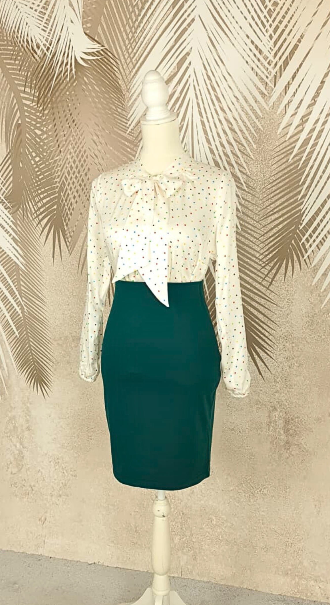 Compleu cardigan si fusta verde si bluza alba cu buline colorate