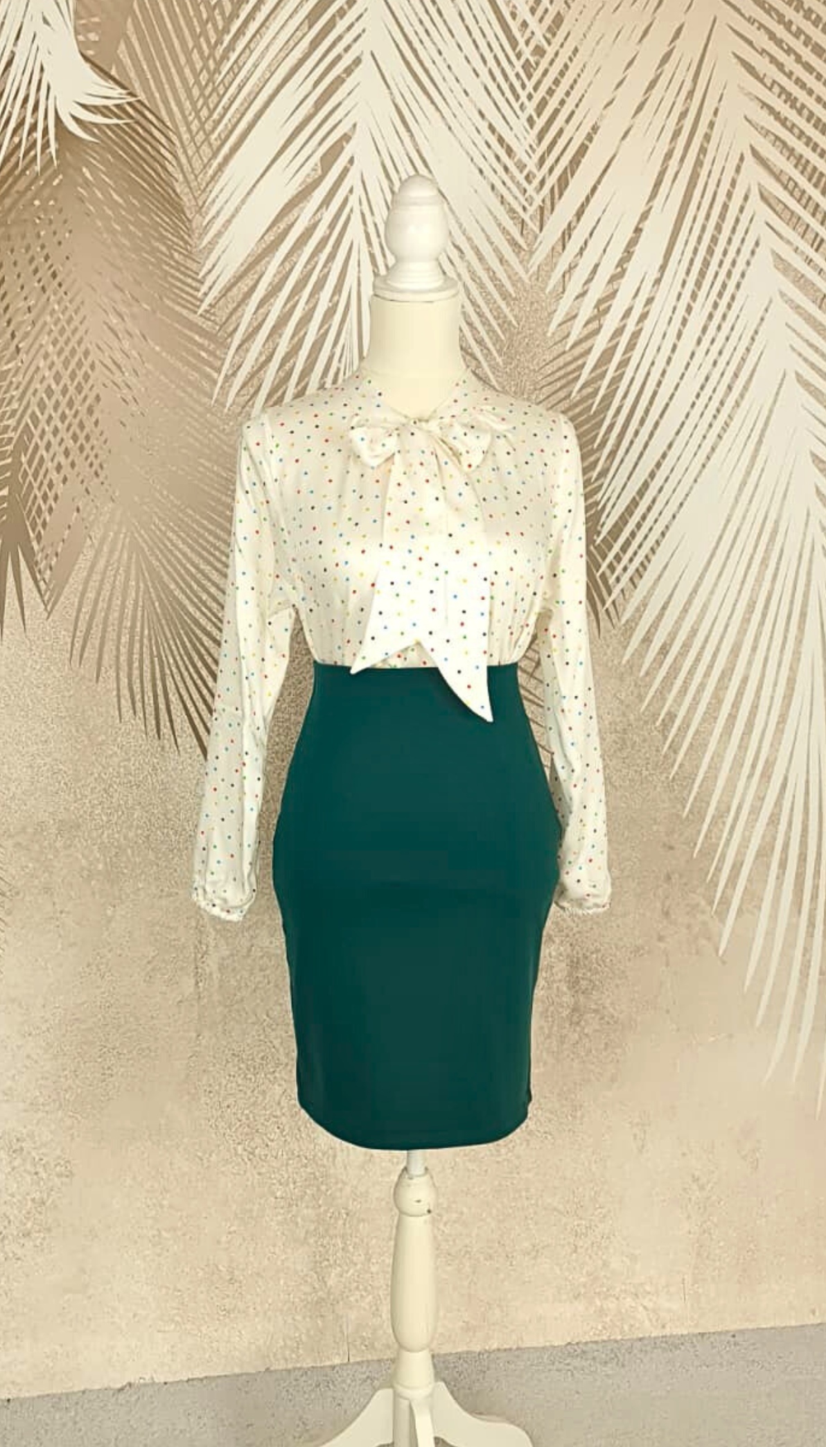 Compleu cardigan si fusta verde si bluza alba cu buline colorate