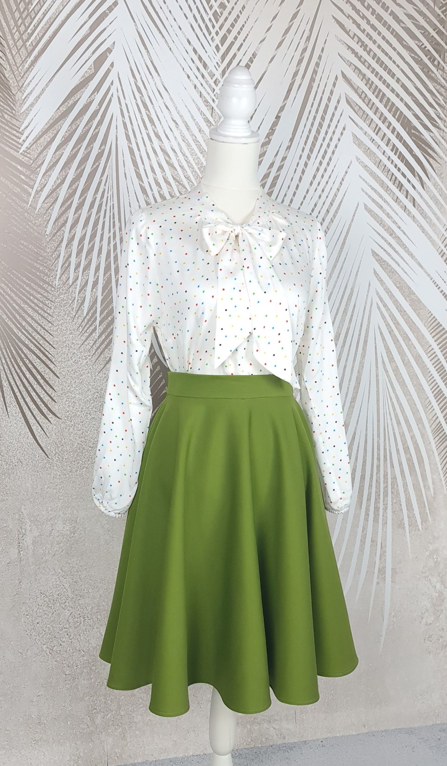 Compleu bluza alba cu buline colorate si fusta clos Olive Charm