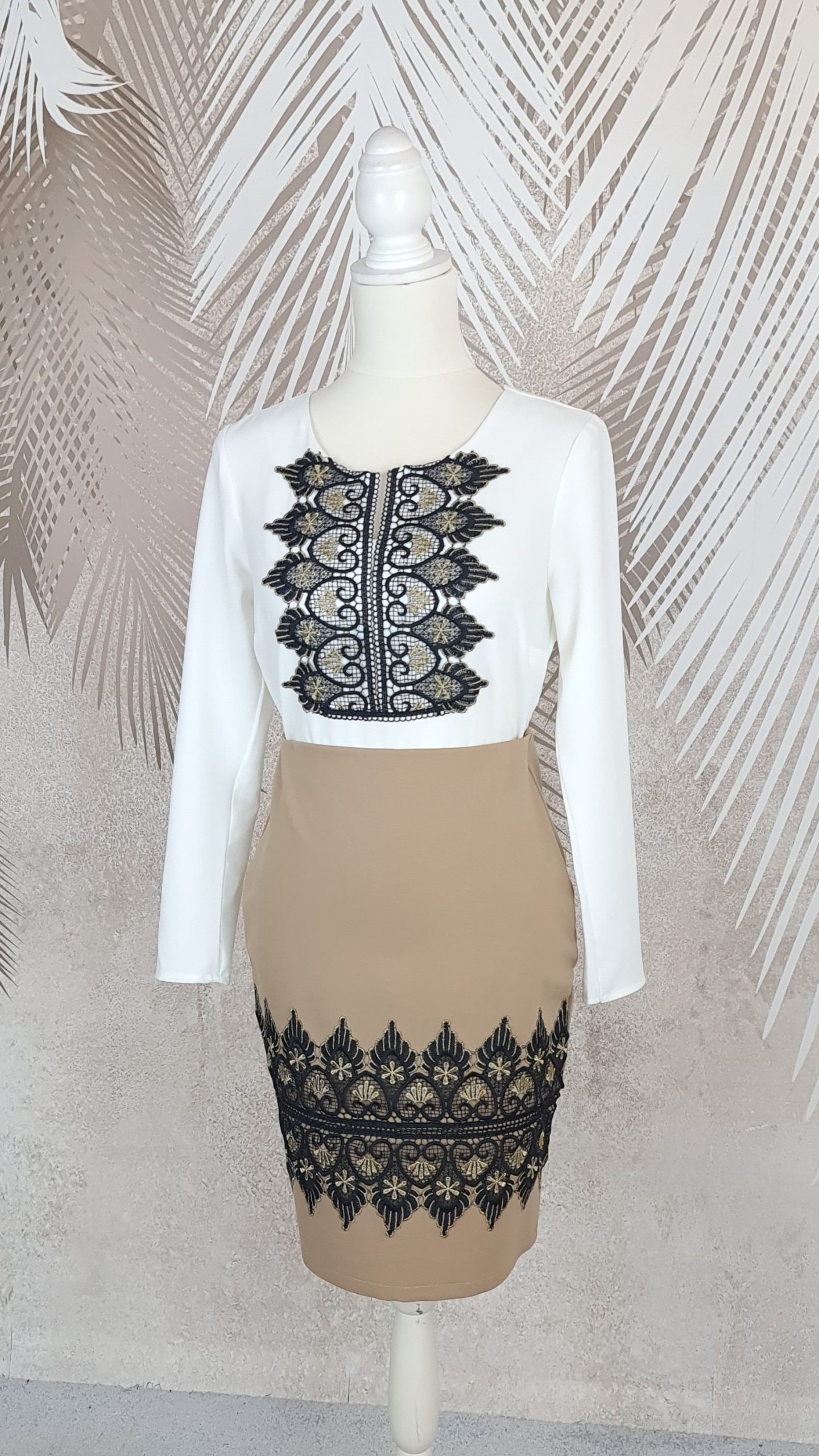 fusta bej cu broderie si cu bluza alba stilizata Antonia