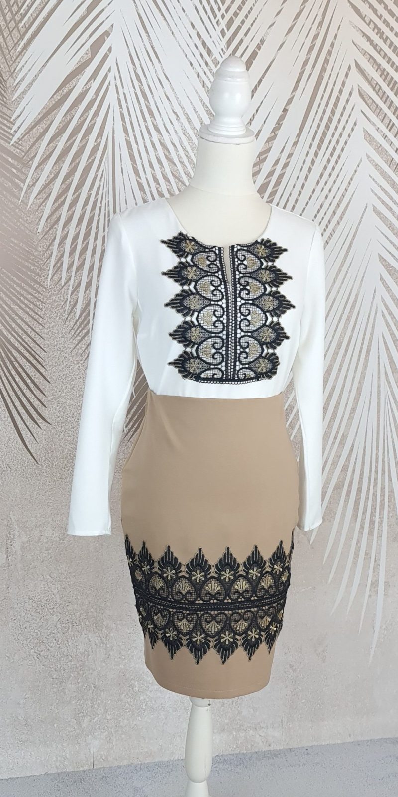 fusta bej cu broderie si cu bluza alba stilizata Antonia