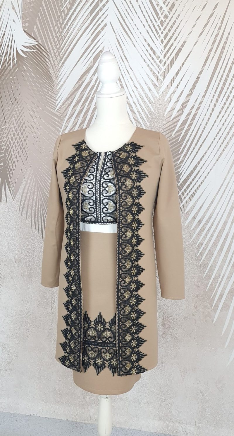 Compleu cardigan si fusta bej cu broderie si cu bluza alba stilizata Antonia
