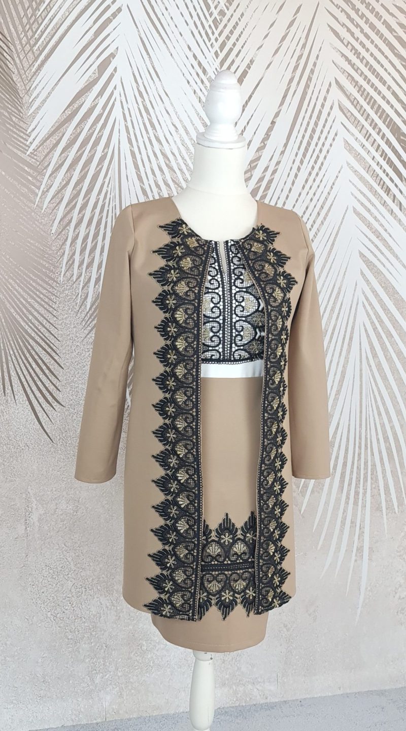 Compleu cardigan si fusta bej cu broderie si cu bluza alba stilizata Antonia