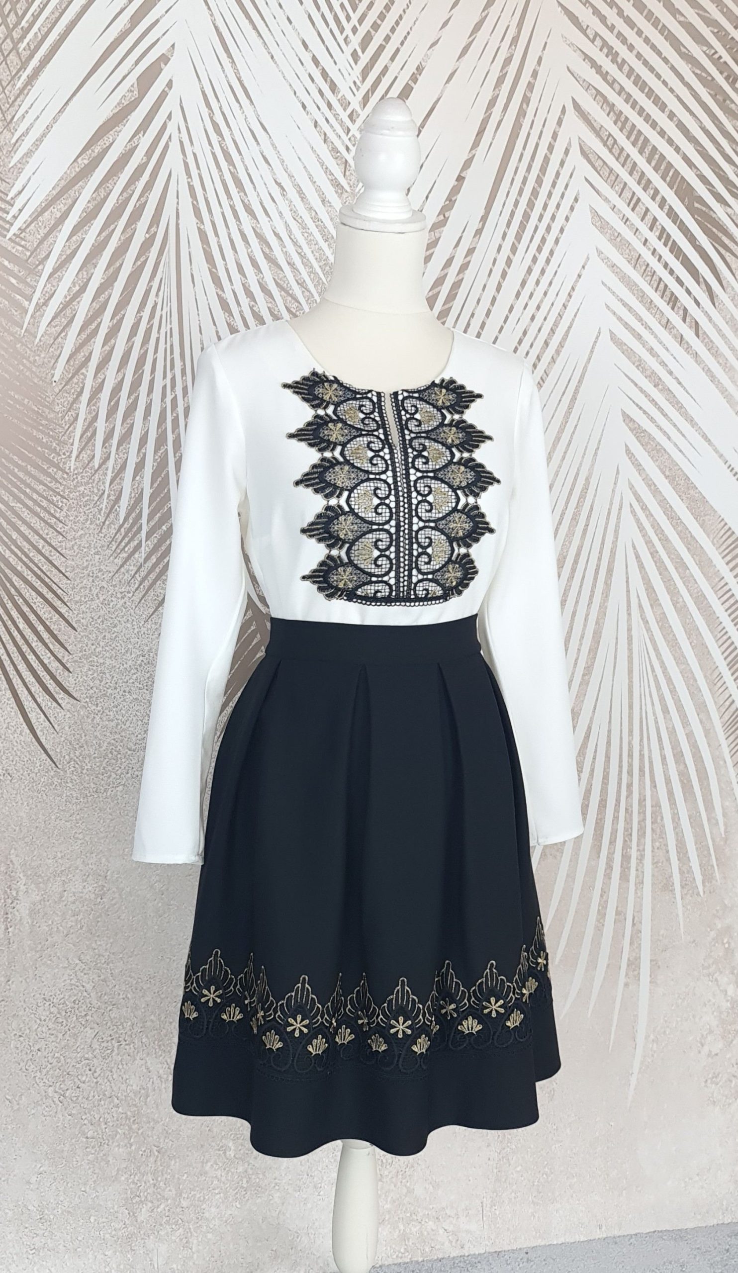 Fusta pliuri neagra cu broderie Renata