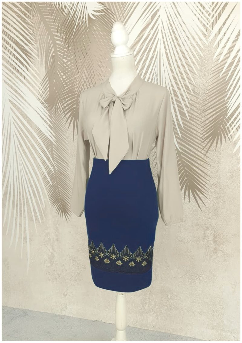 Compleu bluza bej si fusta conica bleumarin cu broderie Eva