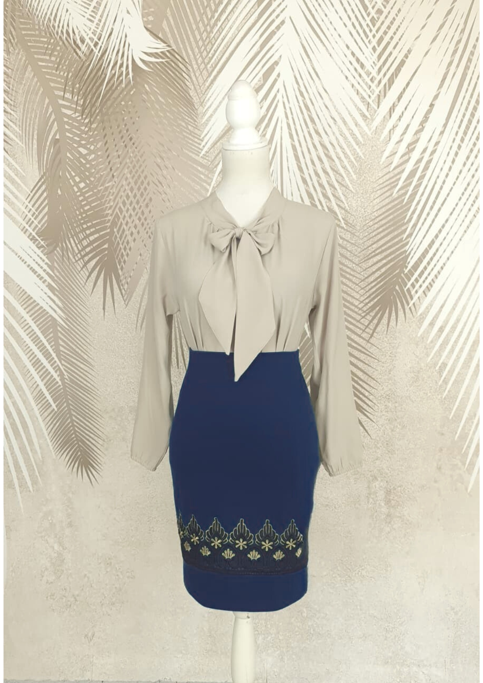 Compleu bluza bej si fusta conica bleumarin cu broderie Eva